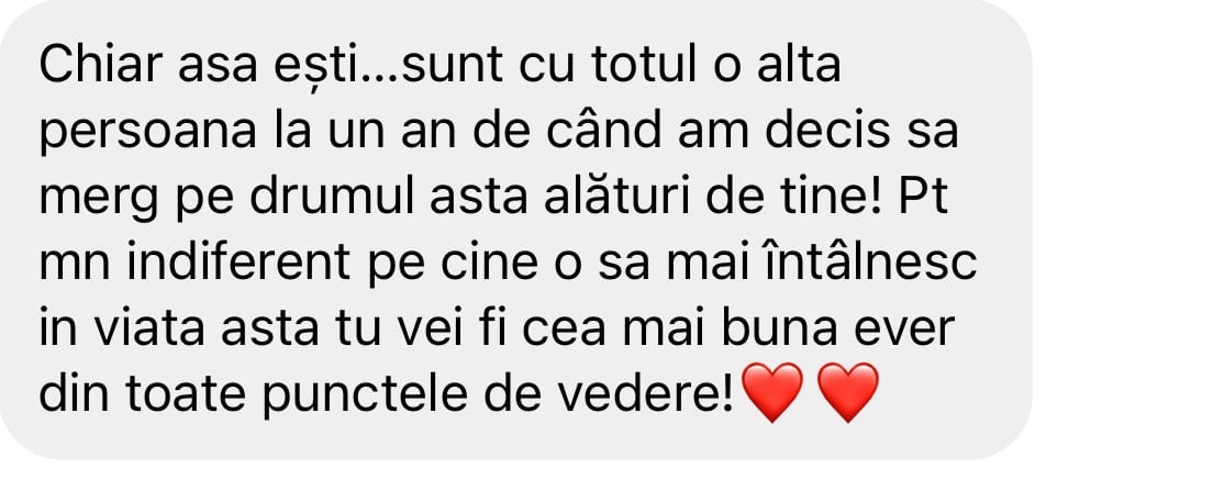 Romanian text message on gray background with red heart emojis