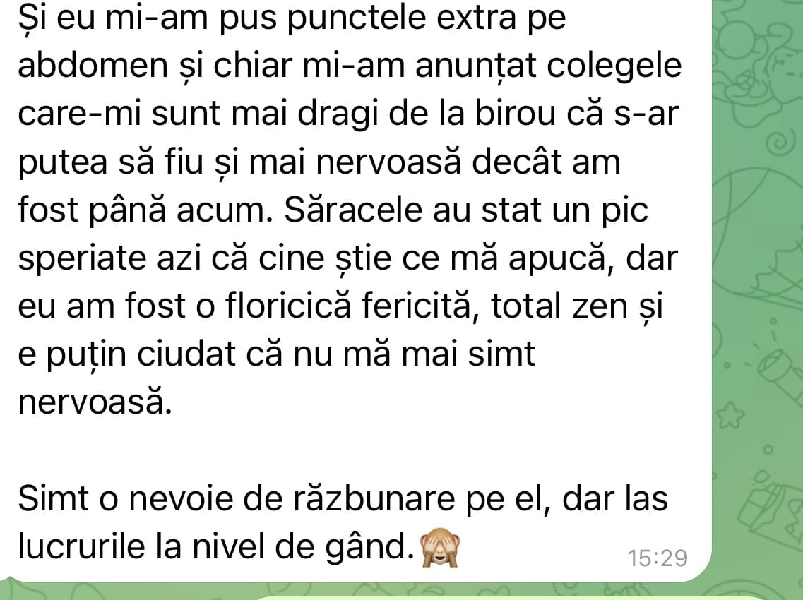 Screenshot of a Romanian language text message conversation on a green background